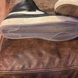 Nike.  Shoes.  Size 7 1/2 ‘.  Wore once , needs lases ..